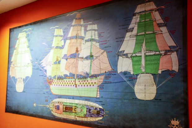 An der Wand in Singapur h&auml;ngen Skizzen f&uuml;r Skull & Bones. (Foto: Peter Steinlechner/Golem.de)