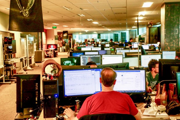 Monitore, (fast) so weit das Auge reicht ...(Foto: Peter Steinlechner/Golem.de)