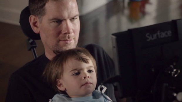 Steve Gleason und Sohn (Bild: Microsoft)