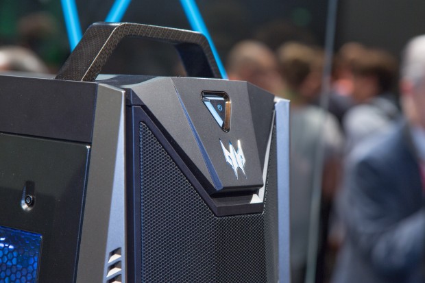 An der Front ist der Power-Knopf &uuml;ber dem Logo zu sehen. (Bild: Martin Wolf/Golem.de)