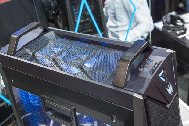 Mit zwei Tragegriffen kann das Geh&auml;use transportiert werden. (Bild: Martin Wolf/Golem.de)