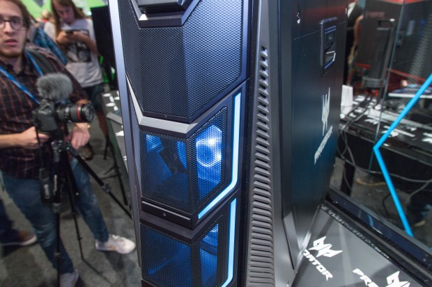 Die Front sieht f&uuml;r einen Predator-PC sehr schlicht aus. (Bild: Martin Wolf/Golem.de)