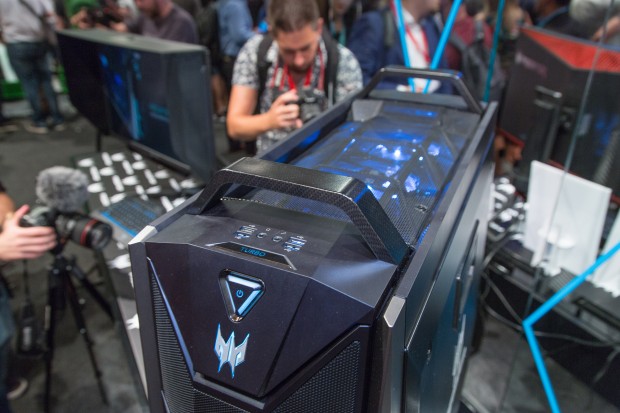 Oben sind weitere L&uuml;fter zu sehen. (Bild: Martin Wolf/Golem.de)