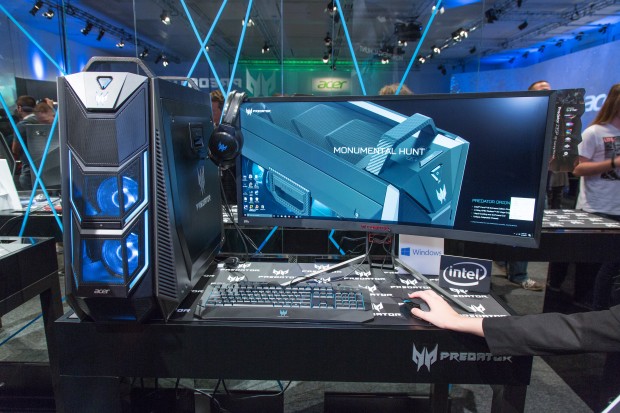 Der PC steht neben einem Gaming-Monitor von Acer. (Bild: Martin Wolf/Golem.de)