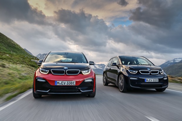 BMW i3s und BWM i3 (r.) (Bild: BMW)