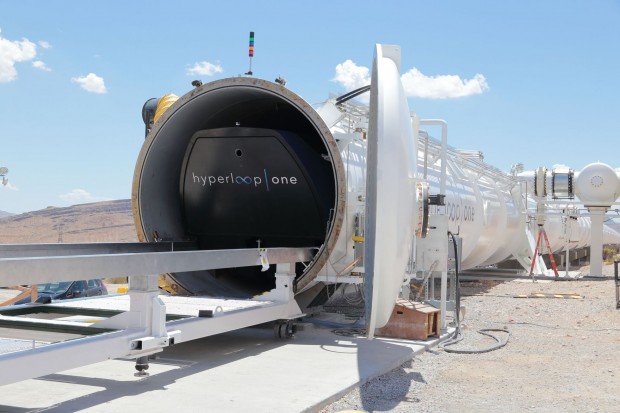 Ab in die Röhre: Den Prototypen der Kapsel hat Hyperloop One erstmals getestet. (Foto: Hyperloop One)