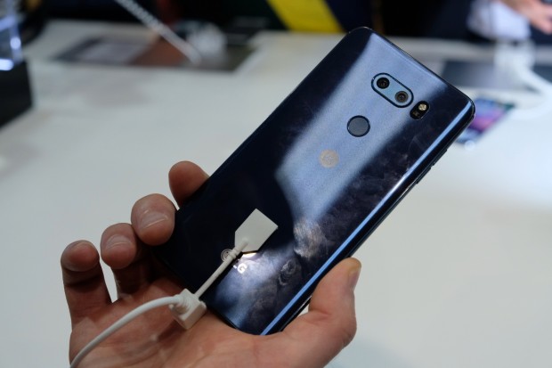 Auf der Rückseite des V30 befinden sich die Dualkamera und der Fingerabdrucksensor. (Bild: Michael Wieczorek/Golem.de)