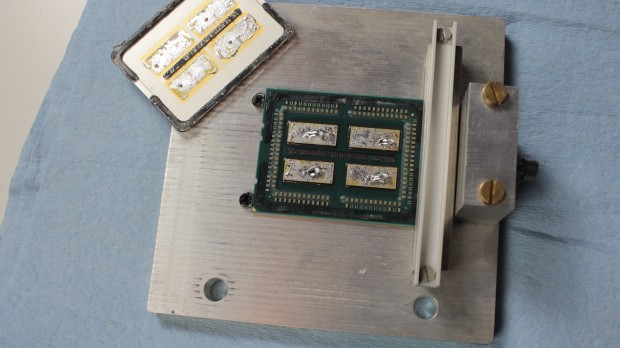 Abhebeln des Heatspreaders (Foto: Roman '8auer' Hartung)