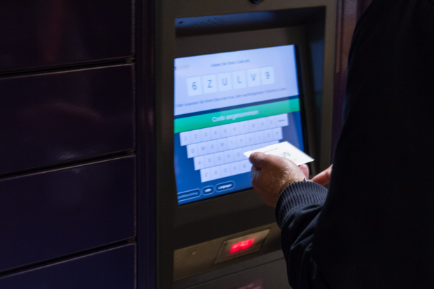 Locker wird &uuml;ber einen Touchscreen bedient. (Bild: Martin Wolf/Golem.de)