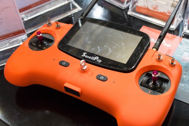 Die Fernbedienung ist deutlich größer. (Foto: Martin Wolf/Golem.de)