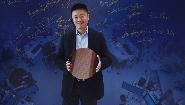 Gus Yeung, ARMs Vice President  of Technology, mit Cortex-A75-Wafer (Foto: Intel)