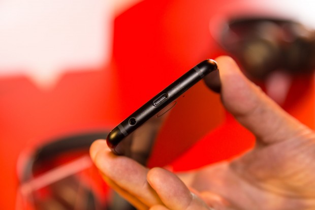 Geladen wird das Moto X4 über einen USB-Typ-C-Anschluss. (Bild: Martin Wolf/Golem.de)