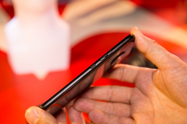 Das Gehäuse des Moto X4 ist aus Metall und Glas und gut verarbeitet. (Bild: Martin Wolf/Golem.de)