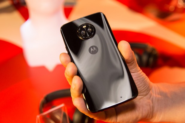 Auf der Rückseite ist eine Dual-Kamera eingebaut. (Bild: Martin Wolf/Golem.de)