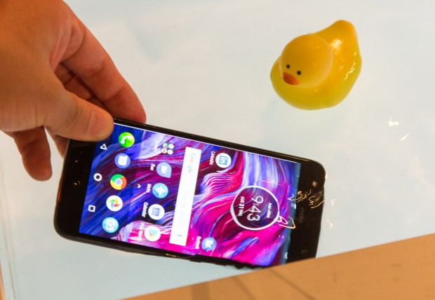 Das Moto X4 ist nach IP68 vor Wasser und Staub geschützt.