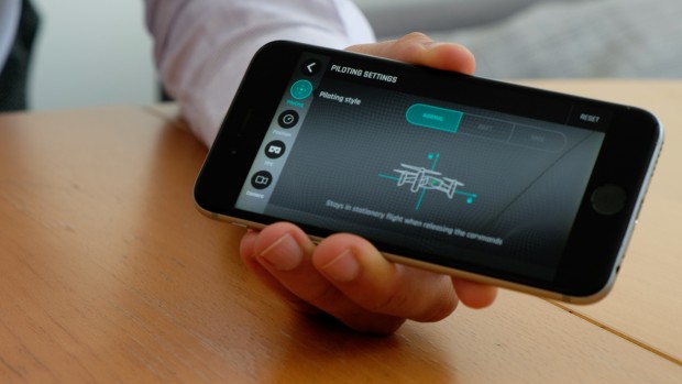 Das Flugverhalten kann &uuml;ber die App gesteuert werden. (Bild: Michael Wieczorek/Golem.de)