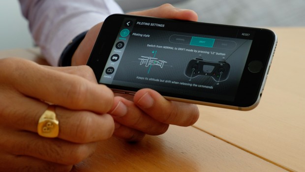 Das Flugverhalten kann &uuml;ber die App gesteuert werden. (Bild: Michael Wieczorek/Golem.de)