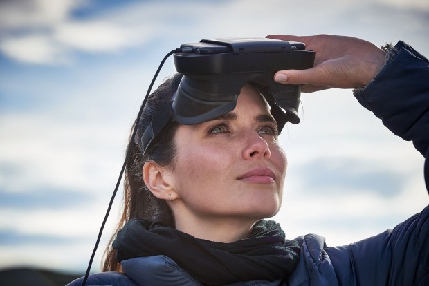 Ebenfalls im Lieferumfang inbegriffen ist ein Headset, in das ein Smartphone gesteckt wird. (Bild: Parrot)