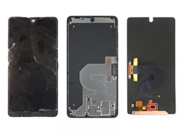 Das geöffnete Essential Phone mit zerstörtem Display (Bild: iFixit)