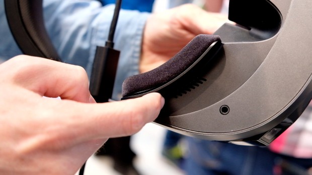 Die Headsets unterscheiden sich bei Lichtschutz und Polsterung. (Foto: Michael Wieczorek/Golem.de)