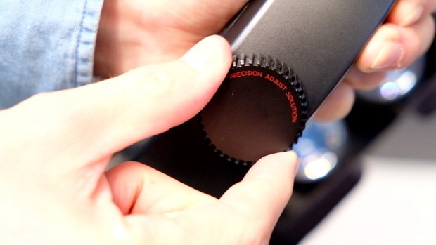 Eine Drehschraube engt oder weitet das Halteband. (Foto: Michael Wieczorek/Golem.de)