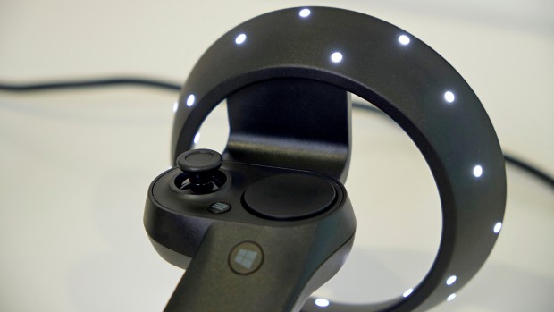 Die Motion-Controller sehen aus wie eine Mischung aus Touch und Vive. (Foto: Michael Wieczorek/Golem.de)