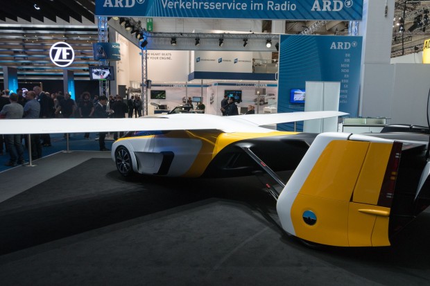 Es dauert drei Minuten, das Aeromobil vom Flugzeug... (Foto: Werner Pluta/Golem.de)