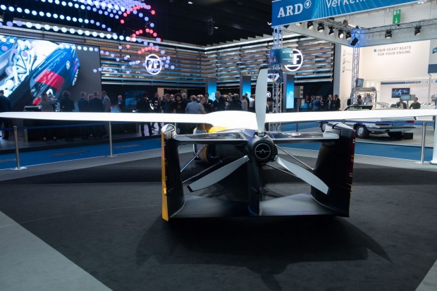 Die Transformation erfolgt automatisch. Nur die Propellerflügel werden von Hand eingeklappt. (Foto: Werner Pluta/Golem.de)