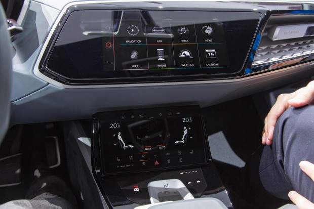 Auf dem Display kann der Fahrer unterwegs Videos schauen, während das Auto selbst fährt. (Foto: Martin Wolf/Golem.de)