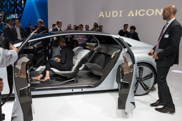 Der Innenraum des Autos ist großzügig gestaltet. Die Sitze können gedreht werden. (Foto: Werner Pluta/Golem.de)