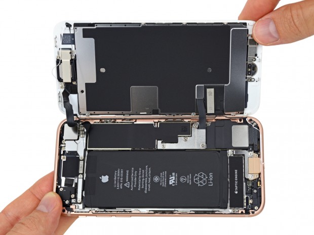 Das vom Body gelöste Display des iPhone 8 (Bild: iFixit)