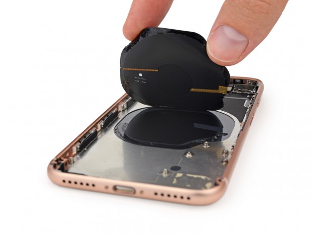 Die Qi-Spule des iPhone 8 (Bild: iFixit)