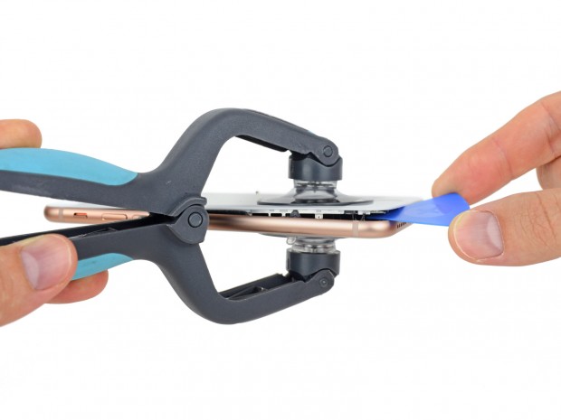 Um das iPhone 8 auseinanderzunehmen, geht das iFixit-Team vor wie beim iPhone 7. (Bild: iFixit)