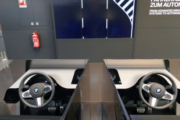 Das Amaturenbrett und das weitere Interieur des Cockpit-Mockups sind mit BMW-Teilen ausgestattet. (Foto: Gaetano Rizzo)