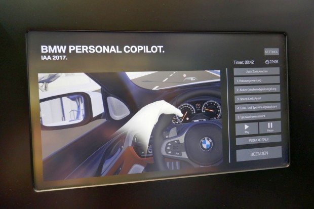 Der Cockpit-Host bei BMW steuert über einen Monitor das virtuelle Geschehen. (Foto: Gaetano Rizzo)
