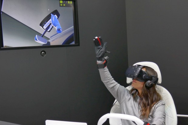 Dank der VR-Handschuhe von Manus VR lässt sich nachvollziehbar im virtuellen Raum nach Objekten greifen und lassen sich Schalter drücken. (Foto: Gaetano Rizzo)