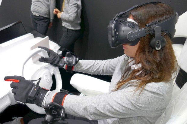 Jeder Hautkontakt mit den VR-Geräten wird aus hygienischen Gründen mit textilen Einlagen und Handschuhen unterbunden. (Foto: Gaetano Rizzo)