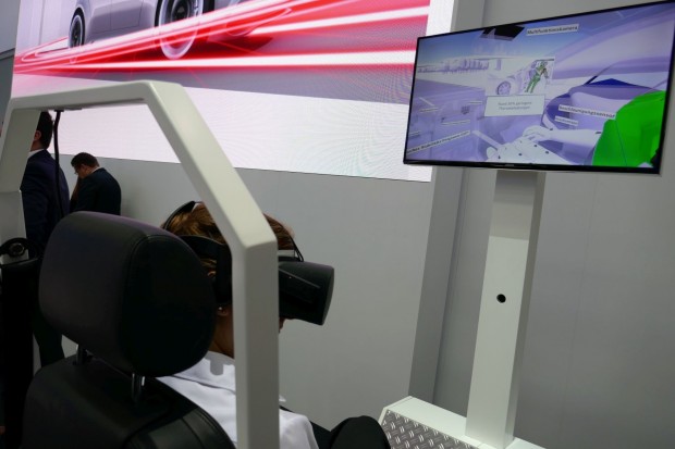 Bosch zeigt mit vielen Texteinblendungen und in Slow-Motion beispielsweise bei einem Seitenaufprall das Zusammenspiel der verschiedenen Systeme. (Foto: Gaetano Rizzo)