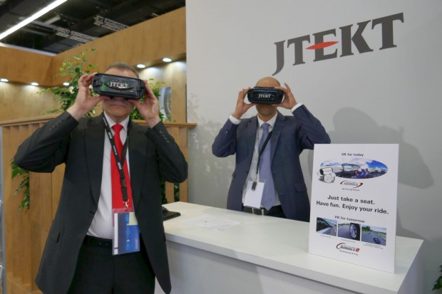 Kurzes VR-Video über autonomes Fahren bei Jtekt mittels Samsung Gear VR. (Foto: Gaetano Rizzo)