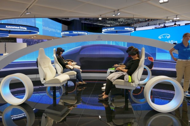 Thyssenkrupp nutzt das VR-Exponat als Eyecatcher, um mit Interessenten in den Dialog zu kommen. (Foto: Gaetano Rizzo)