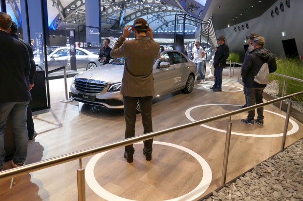 Am Mercedes E220d demonstriert der Schulungsanbieter Global Training seine Hololens-Lösung. (Foto: Gaetano Rizzo)