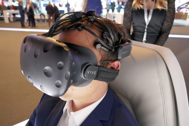Das Emotiv Epoc Neuroheadset ist bei Volkswagen in Form eines Wahl-O-Mats im Einsatz: Welches VW-Modell passt am besten? (Foto: Gaetano Rizzo)