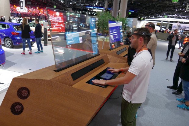 Seat lässt die VR-Brille weg und misst per Headtracker und Handsensoren die Gehirnaktivitäten und Emotionen. (Foto: Gaetano Rizzo)