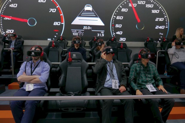 Tribüne mit 36 Sitzplätzen für eine VR-Tour durch Seats Barcelona. (Foto: Gaetano Rizzo)