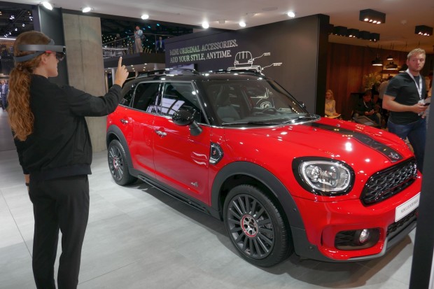 Im Bereich After Sales lässt sich bei Mini auch nach dem PKW-Kauf die Sonderausstattung individuell per Hololens aussuchen und anpassen. (Foto: Gaetano Rizzo)