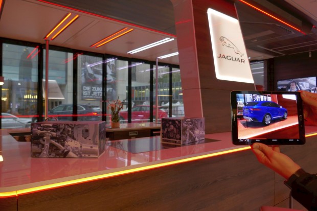 Jaguar zeigt mit dem Tablet als AR-Anwendung Exterieur- sowie Interieur-Perspektiven ihrer Modelle E-Pace sowie F-Pace. (Foto: Gaetano Rizzo)