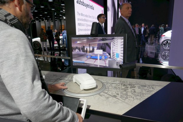 Im Auftrag von Daimler hat Atelier Markgraph einen Tisch mit Augmented Reality-Elementen gebaut. (Foto: Gaetano Rizzo)