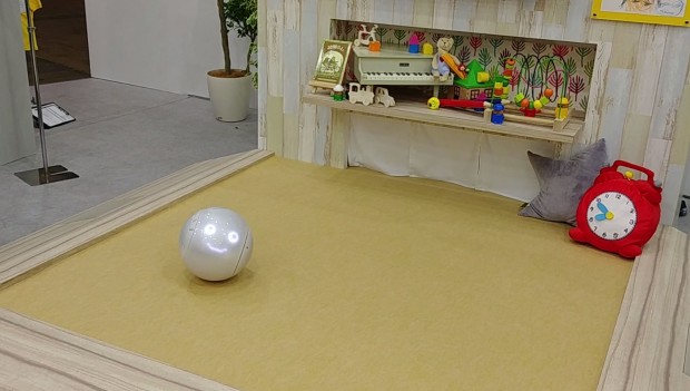 Der Kugelroboter Cocotto von Panasonic soll sich an Kinder richten. (Bild: Tobias Költzsch/Golem.de)