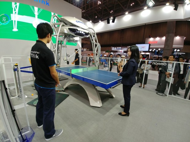 Gegen den Roboter können Menschen Tischtennis spielen - die neue, verbesserte Version soll auch mit Schmetterbällen klar kommen. (Bild: Tobias Költzsch/Golem.de)