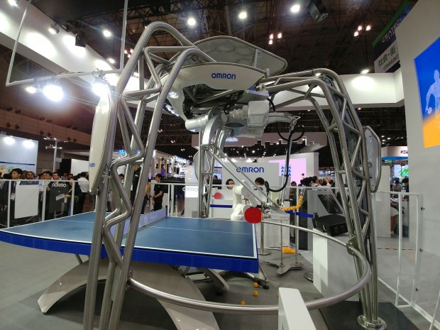 Der Schlagmechanismus des Forfeus. In der Bildmitte gut zu erkennen: der kleine Roboterarm, der die Bälle beim Aufschlag hält. (Bild: Tobias Költzsch/Golem.de)